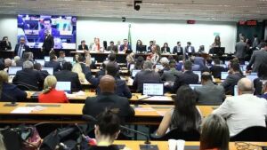Comissão aprova fim da escala 6x1 e redução da jornada para 40 horas semanais
