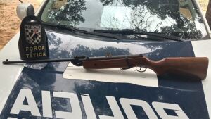 Polícia Militar em Coxim prende homem por ameaça e posse irregular de arma de fogo 