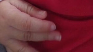 Bebê de 7 meses é internado com costela quebrada e lesão no crânio; mãe é presa em MS