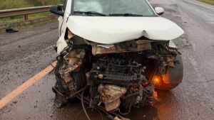Vereador de Coxim escapa ileso de grave acidente na BR-163 após carro rodar na pista e atingir carreta
