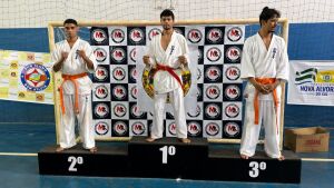 Atletas do Top Fight de Coxim conquistam medalhas e cinturão em competição estadual de karatê