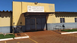Preso faz buraco em cela para agredir outro interno em MS