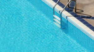 Menino de 3 anos é internado em estado grave após se afogar em piscina em 