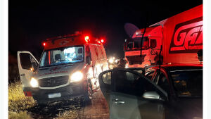Ambulância de São Gabriel do Oeste se envolve em acidente com carreta e carro na BR-163
