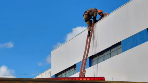 Pintor sofre descarga elétrica e é arremessado contra parede após encostar em fiação em MS