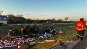 Motorista morre após caminhão carregado com sal mineral capotar na BR-163 a caminho de São Gabriel do Oeste