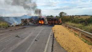 Batida entre caminhões deixa feridos graves e provoca incêndio na BR-158