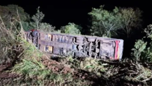 Ônibus com 67 paraguaios cai em ribanceira e deixa 3 mortos; 40 ficam feridos