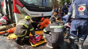 Motociclista morre após ser arrastada e ficar presa embaixo de ônibus em MS