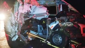 Acidente entre ambulância, caminhão e picape deixou 4 mortos e 8 feridos em MS 