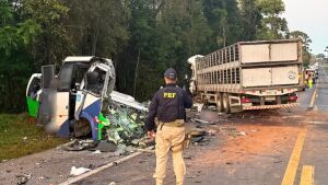 Acidente entre micro-ônibus da secretaria de Saúde e carreta deixa 23 mortos e cinco feridos no Paraná