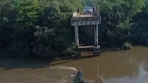 Ponte desmorona, caminhão cai e motorista morre no Rio Taquari em Coxim 