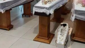 Pai, filhas e cachorrinha velados lado a lado são sepultados após cortejo em MS