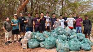 Guardiões da Natureza da Ordem DeMolay recolhem 28 sacos de lixo durante mutirão no Córrego Fortaleza, em Coxim