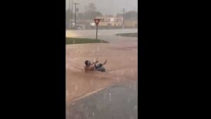 Chuva alaga ruas em Rio Verde e homem aproveita enxurrada para fazer 