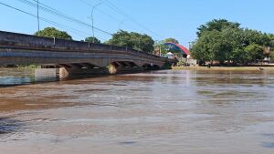 Rio Taquari sobe 49 centímetros em cinco horas e se aproxima da cota de emergência, em Coxim
