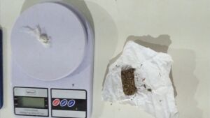 Polícia Militar prende dois homens por tráfico de drogas e corrupção de menores em Alcinópolis
