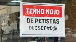 Página de loja anti-PT sai do ar e dono toma decisão sobre placa na porta: 'Não vou tirar a placa'