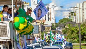 Riedel encerra campanha em carreata que reúne milhares em Campo Grande