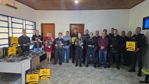 Prefeitura de Coxim entrega novos uniformes para policiais militares do trânsito