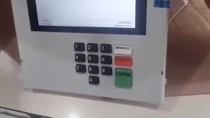 Eleitora encontra teclas 1 e 3 coladas em urna de MS