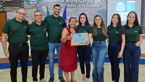 Vereadora Lúcia da AAVC homenageia funcionários do Sicredi por ações sociais em Coxim com Moção de Congratulação 