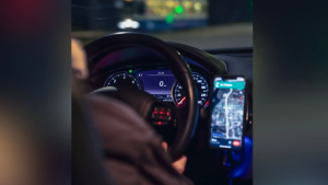 Motorista de app é preso por abrir porta do carro e se 'exibir' para pedestres em MS