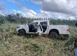 Quatro pessoas de Coxim ficam feridas após capotagem de caminhonete na BR-060