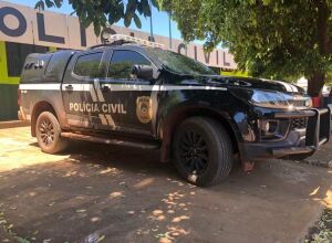 Homem mata a namorada do pai a tiros na frente dos filhos após fofoca sobre relacionamento em MS 