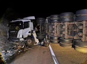 Entre Coxim e Rio Verde, caminhão tenta ultrapassagem, bate em paredão e espalha diesel na BR-163