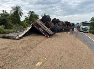 Motorista desvia de caminhonete e tomba carreta na BR-163 entre Coxim e Pedro Gomes 