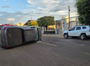 Ve&iacute;culo capota ao desviar de patinete el&eacute;trico em avenida de Coxim