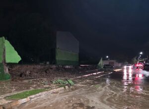 Muro lateral da Escola Estadual Silvio Ferreira no centro de Coxim, desaba totalmente. Veja o v&iacute;deo  