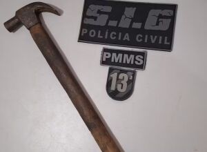 Homem &eacute; preso ap&oacute;s tentar matar a esposa com golpes de martelo na cabe&ccedil;a em frente a filha em MS