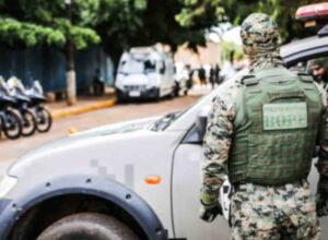 Adolescente &eacute; apreendido com arma usada em atentado motivado por guerra de fac&ccedil;&otilde;es em MS