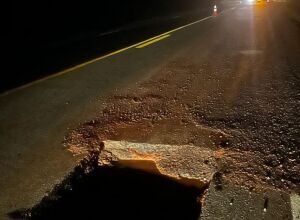 Buraco na BR-163 danifica 9 ve&iacute;culos em Coxim e revolta motoristas em contradi&ccedil;&atilde;o com ped&aacute;gio caro e duplica&ccedil;&atilde;o inacabada