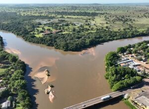Em Coxim, criminosos fingem ser policiais, invadem casa e atiram em homem