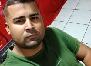 Em Coxim, homem de capacete invade casa, escala parede e executa rapaz a tiros
