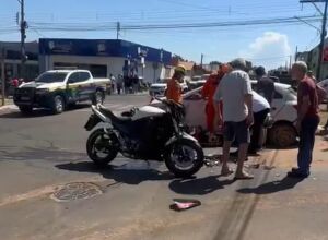 Grave acidente entre motos e carro &eacute; registrado em Coxim