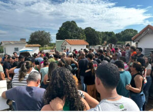 Fernando, menino doce e gentil, querido por professores e amigos, &eacute; enterrado em Coxim