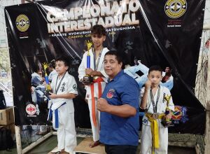 Atletas de Coxim conquistam t&iacute;tulos em campeonato estadual de karat&ecirc; e j&aacute; miram desafios internacionais