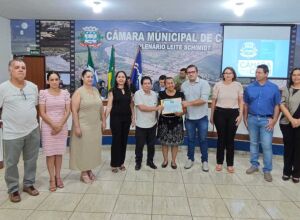 Vereadora L&uacute;cia da AAVC homenageia servidores do Detran de Coxim com Mo&ccedil;&atilde;o de Congratula&ccedil;&atilde;o