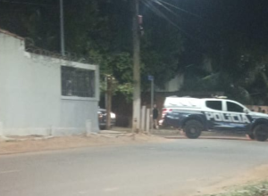 Homem &eacute; morto a tiros em sua resid&ecirc;ncia no bairro Senhor Divino em Coxim