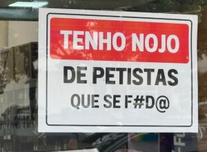 P&aacute;gina de loja anti-PT sai do ar e dono toma decis&atilde;o sobre placa na porta: 'N&atilde;o vou tirar a placa'