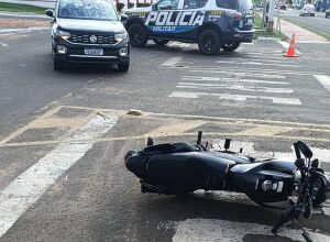 Grave acidente envolvendo motocicleta &eacute; registrado na avenida Virg&iacute;nia Ferreira em Coxim