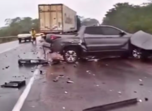 Militares do Ex&eacute;rcito de Coxim morrem ap&oacute;s batida entre caminhonete e carreta na BR-163