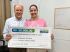 Deputado estadual Júnior Mochi e a vereadora Adriana Nabhan com o cheque simbólico de R$ 50 mil reais para a Saúde. Foto: Divulgação 