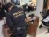 Policial vistoriando imóvel durante operação. Foto: Divulgação
