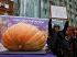 Alexander Chusov posa ao lado da sua abóbora de 969 kg. Foto: REUTERS/Yulia Morozova