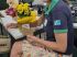 Juliana Bressan é retribuída com carinho pelo bom atendimento na agência do Detran de Coxim. Fotos: Valdeir Simão 